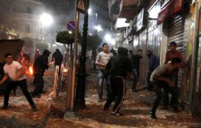 بالفيديو: شبان فلسطينيون يهاجمون جرافة بالمولوتوف ويجبرونها على التراجع