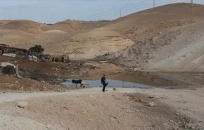 الاحتلال يغرق محيط قرية الخان الأحمر 
