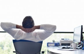 العمل جلوسا أم وقوفا؟ الطب يحدد الطريقة الأقل ضررا