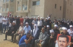 شاهد..رفع صور الرئيس الاسد وعلم سوريا في الجولان 
