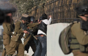 حملة اعتقالات واسعة تطال 46 فلسطينيًا بالضفة والقدس

