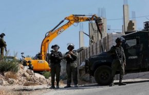 الاحتلال يخطر فلسطينيين بهدم مساكنهم بالضفة