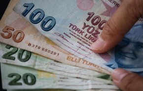 الليرة التركية عند أعلى مستوى أمام الدولار بشهرين