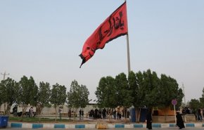شاهد: نصب اكبر راية لاربعينية الامام الحسين (ع) في شلمجة