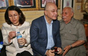 شاهد ... برهم صالح في جولته الاولى يتفقد شارع المتنبي ببغداد