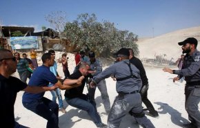 إصابة فلسطينيين بينهم وزير بالاختناق خلال مسيرة الخان الأحمر