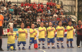 شاهد بالفيديو.. أول كأس لكرة القدم؛ خاص لقصار القامة