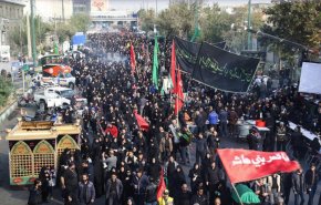 بالصور: مسيرة الأربعين الحسينية في طهران.. قلوب متلهفة تلبي النداء
