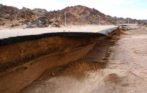 شاهد بالفيديو: سيول وأمطار غزيرة تجرف السعودية
