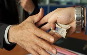 بالفيديو.. وزير الداخلية السوري يضبط أحد المرتشين ويحيله للقضاء