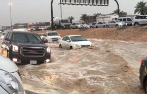بالفيديو: شاهد كيف اجتاحت السيول السعودية..شوارع الرياض تغرق! 