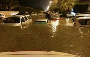 شاهد..سيول الكويت العظيمة تقتل شابا وتطيح بوزير!