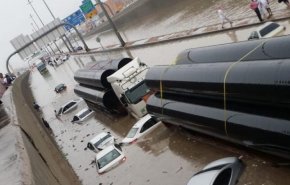 شاهد/ وفاة شخصين في جدة والطائف بسبب الأمطار