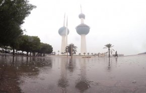 صاعقة رهيبة تفاجئ شخصًا أثناء تصوير المطر في الكويت‎ +فيديو

