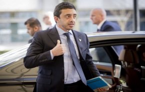 وزير خارجية الامارات يغادر حفلا لسفارة عمان غاضبا!