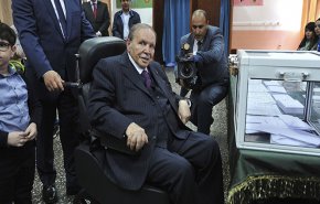 بوتفليقة يحذر من 