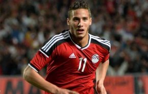 لاعب مصري يبحث عن عائلة هذا الطفل السوري.. من هو؟!!!