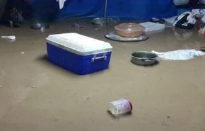 بالصور.. الأمطار تغرق مخيم حمام العليل للنازحين في الموصل