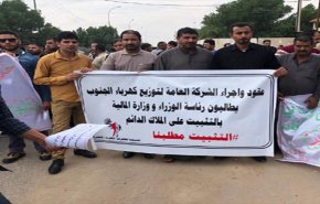 عاملون بالكهرباء يتظاهرون قرب مكتب البرلمان في البصرة 