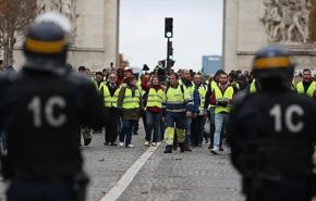 شاهد.. الرئيس الفرنسي يواجه ثورة الفقراء 