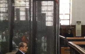 شاهد.. مرسي يصرخ داخل القفص الزجاجي.. ماذا قال؟!