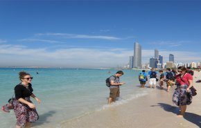 صورة على الشاطئ تكلف امرأة اجنبية غرامة 40 ألف دولار في الامارات!