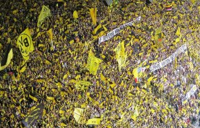 جماهير دورتموند تعيد هاتفا لفتاة فقدته بين 70 ألف مشجع!