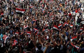 العشرات يتظاهرون في ساحة التحرير وسط بغداد