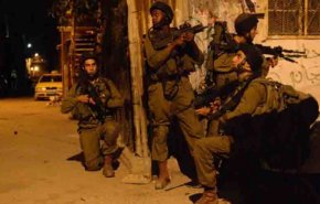 الاحتلال يعتقل 5 فلسطينيين بمداهمات في الضفة