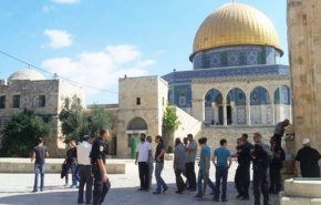 عشرات المستوطنين يقتحمون باحات المسجد الأقصى المبارك