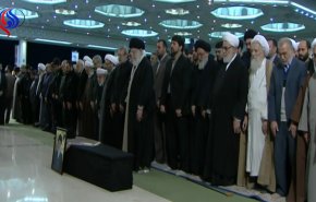 بالفيديو.. صلاة قائد الثورة على جثمان هاشمي شاهرودي