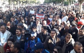 شاهد ... الهدوء التدريجي يعود لتونس بعد احتجاجات القصرين