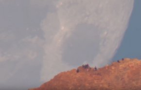 شاهد بالفيديو.. القمر يقترب من الأرض بشكل هائل!