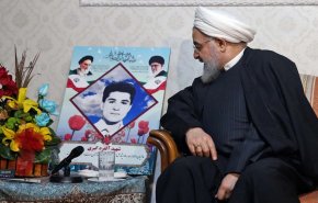 بالصور.. روحاني يزور عائلة أحد الشهداء المسيحيين الأرمن