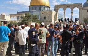 قائد شرطة الاحتلال بالقدس يقتحم الأقصى
