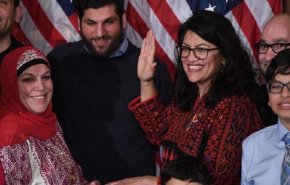 نائبة بالزي الفلسطيني تشتم ترامب وتتوعد بإقالته! 