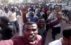 موكب احتجاجي بالسودان لتسليم مذكرة للبرلمان بتنحي البشير