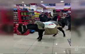 تركي يحتج بحماره على قرار حكومي