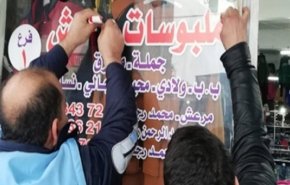 الشرطة التركية تجبر السوريين على إزالة اللافتات العربية!
