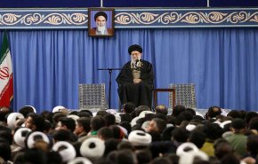 قائد الثورة: بعض القادة الاميركيين يتظاهرون بالجنون