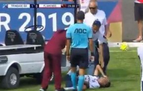 شاهد.. سيارة إسعاف تدهس قدم لاعب كرة البرازيلي خلال المباراة!
