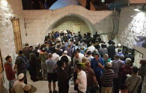 50 مستوطنًا يقتحمون المسجد الأقصى

