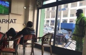 ملك الاردن يفاجئ عامل نظافة بعد المباراة مع استراليا