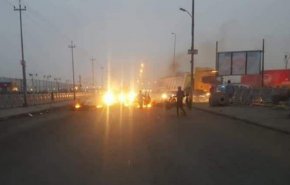 بالصور.. عدد من المحتجين يقطعون طريق البصرة-بغداد