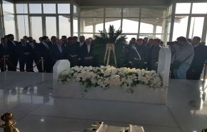 ظريف يؤدي الاحترام للفقيد جلال طالباني+فيديو وصور