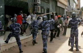الشرطة السودانية تفرق المحتجين في كسلا وتعتقل نجل شخصية بارزة
