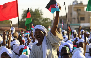 شاهد بالفيديو.. كيف فرقت الشرطة السودانية المتظاهرين عند القصر الرئاسي 
