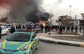 بالصور..متظاهرون في البصرة يحرقون كرفانا للشرطة

