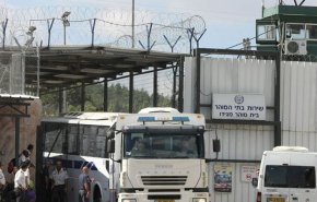الأمن الإسرائيلي يعتدي على أسرى فلسطينيين في عوفر