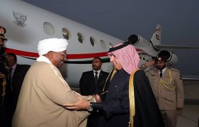 البشير في قطر في أول زيارة خارجية منذ انطلاق الاحتجاجات